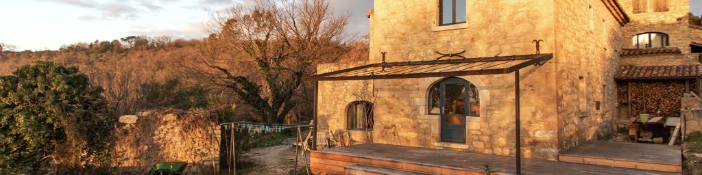 La façade de notre gîte de charme en Ardèche méridionale